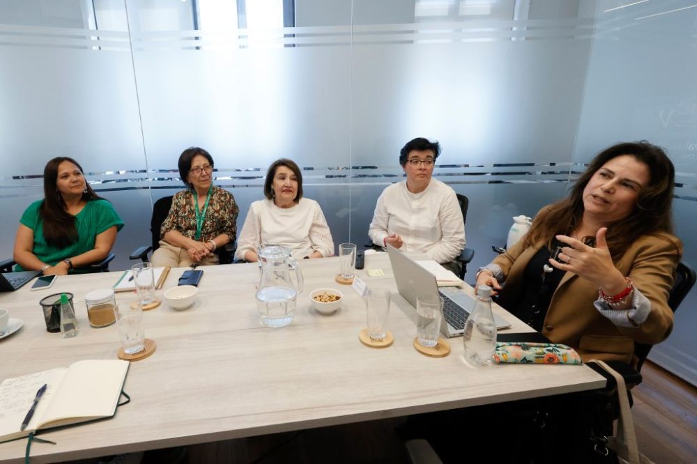 En la imagen podemos ver a, la profesora Verónica Figueroa Huencho, Jenny Fiedler, Maricruz Gómez de la Torre, Tatiana Canales y Paulina Berríos. 